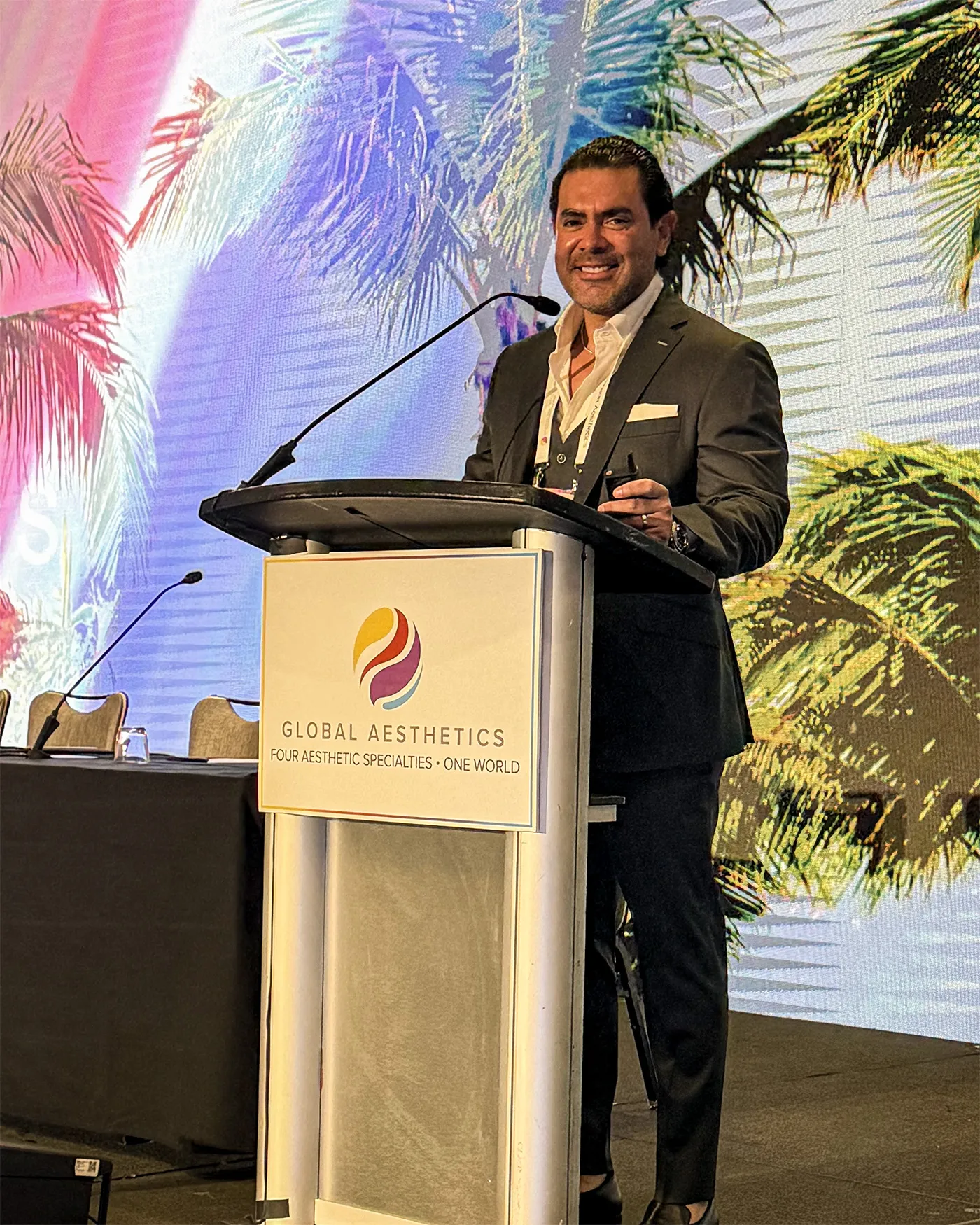 Dr Roberto Ramirez Gavidia speaking at an international aesthetic surgery conference