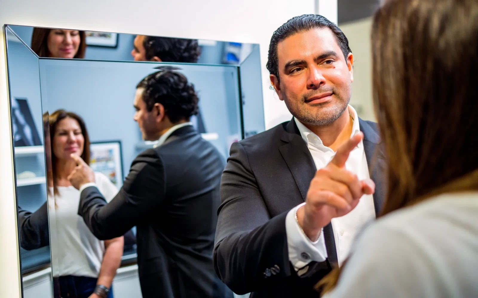 Dr Roberto Ramirez Gavidia performing facial analysis consultation in Franklin Tennessee