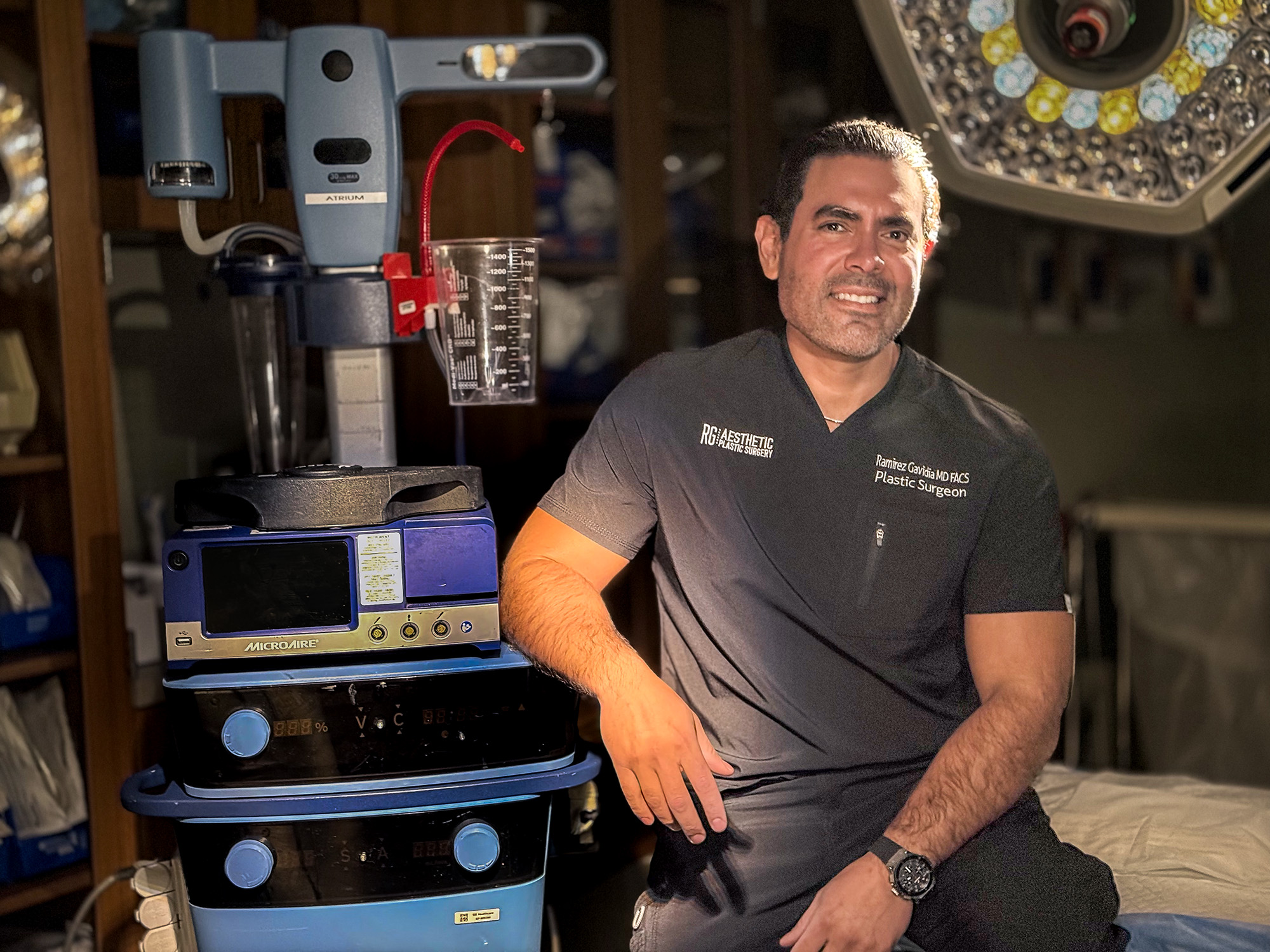 Dr Roberto Ramirez Gavidia in the operating room with advanced surgical equipment in Franklin Tennessee