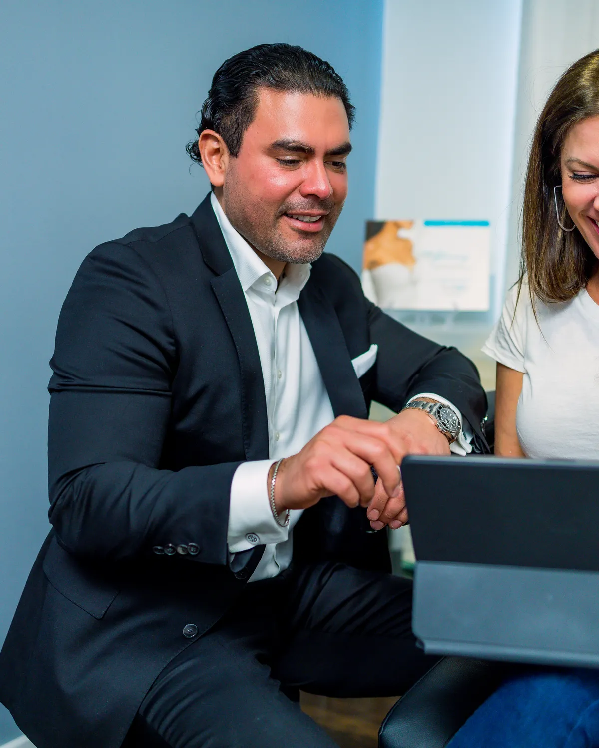 Dr. Roberto Ramirez Gavidia analyzing a revision breast surgery case with a patient in Franklin, TN